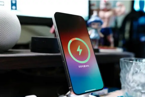范县苹果15换屏服务分享用什么充电器给iPhone15充电更好 